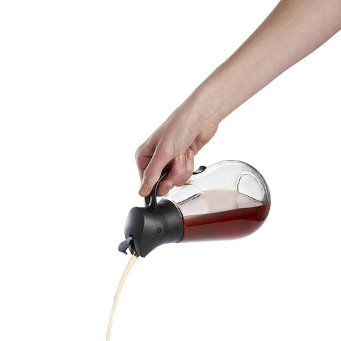 Uso en cocina: dispensador Store'N Pour para aceites y vinagres con vertido preciso.