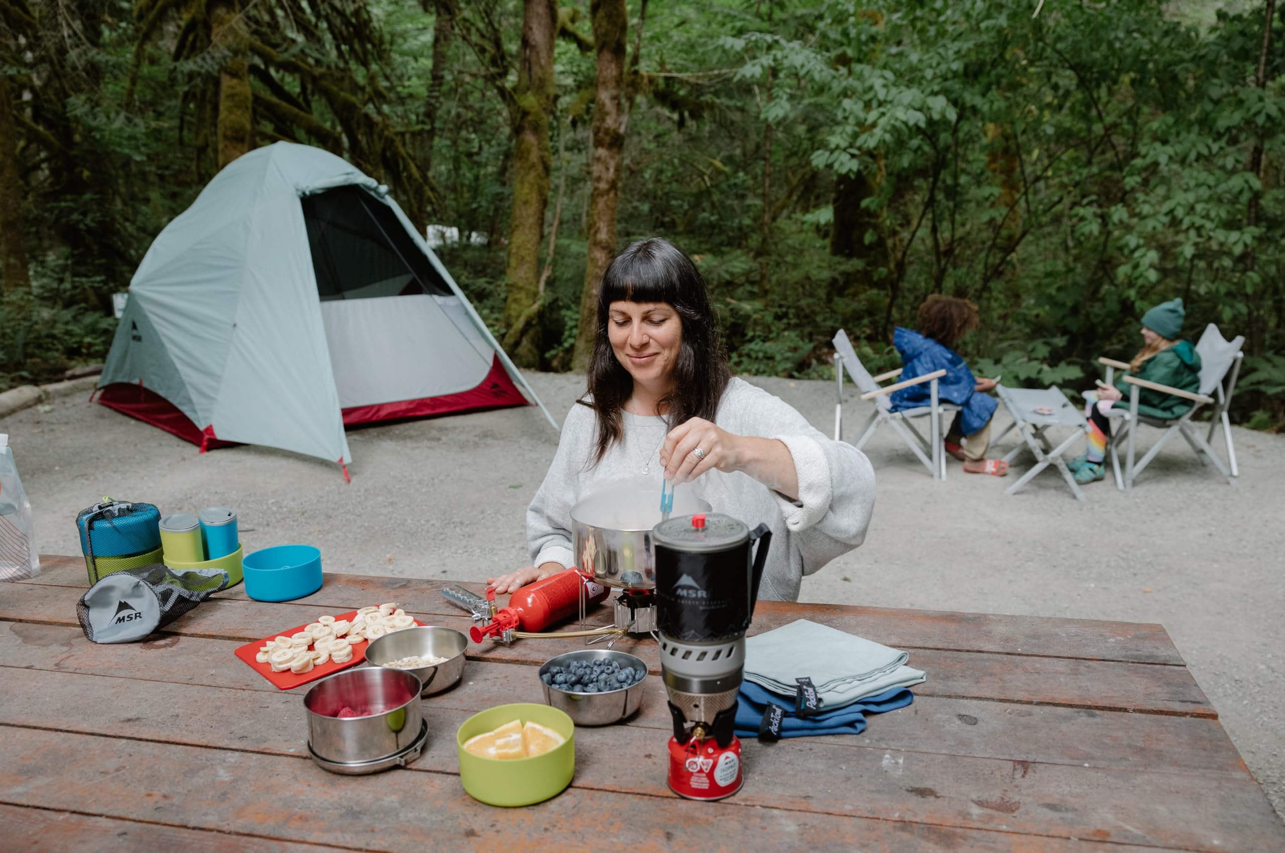 Tazón MSR Alpine en mesa de camping, listo para comidas.