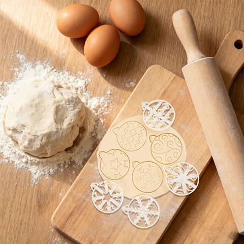 Corte preciso con Mtruil para galletas navideñas en forma de esfera.