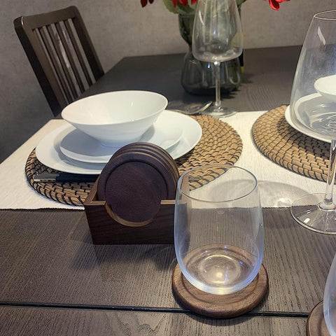 Mu&Ti posavasos de nogal, escena de comedor elegante y ordenada.