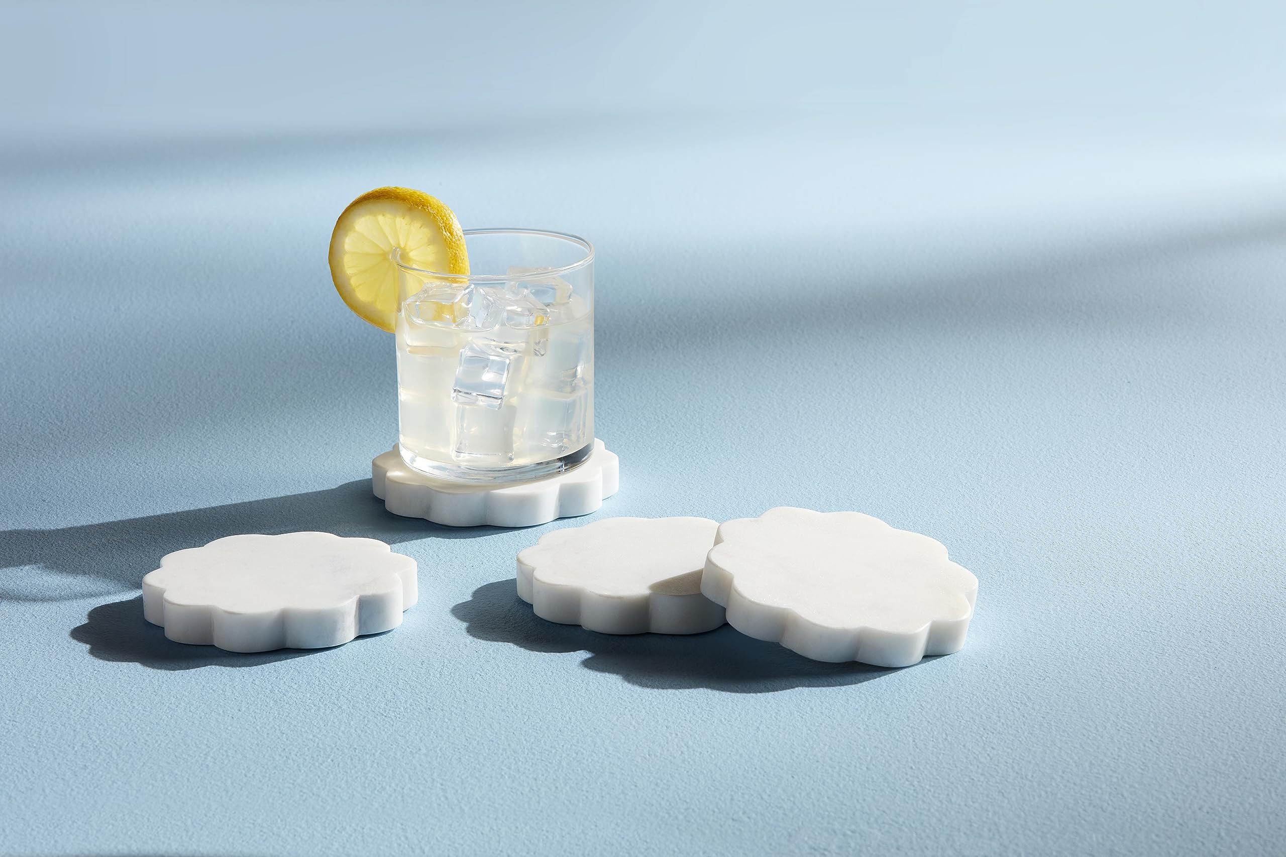 Mud Pie posavasos de mármol con vetas naturales, ideal para mesas y salones modernos.