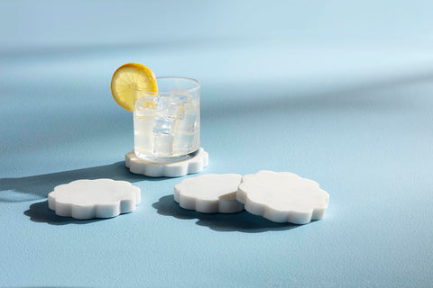 Mud Pie posavasos de mármol con vetas naturales, ideal para mesas y salones modernos.