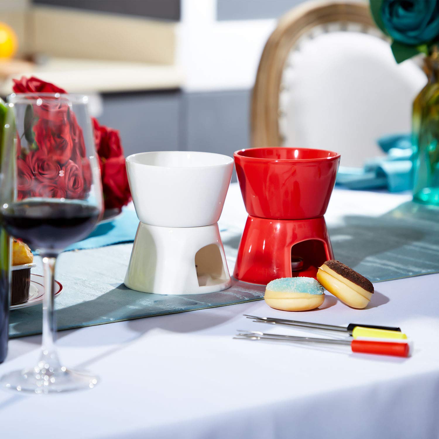 Mudder fondue cerámica con dimensiones compactas para una mesa ordenada