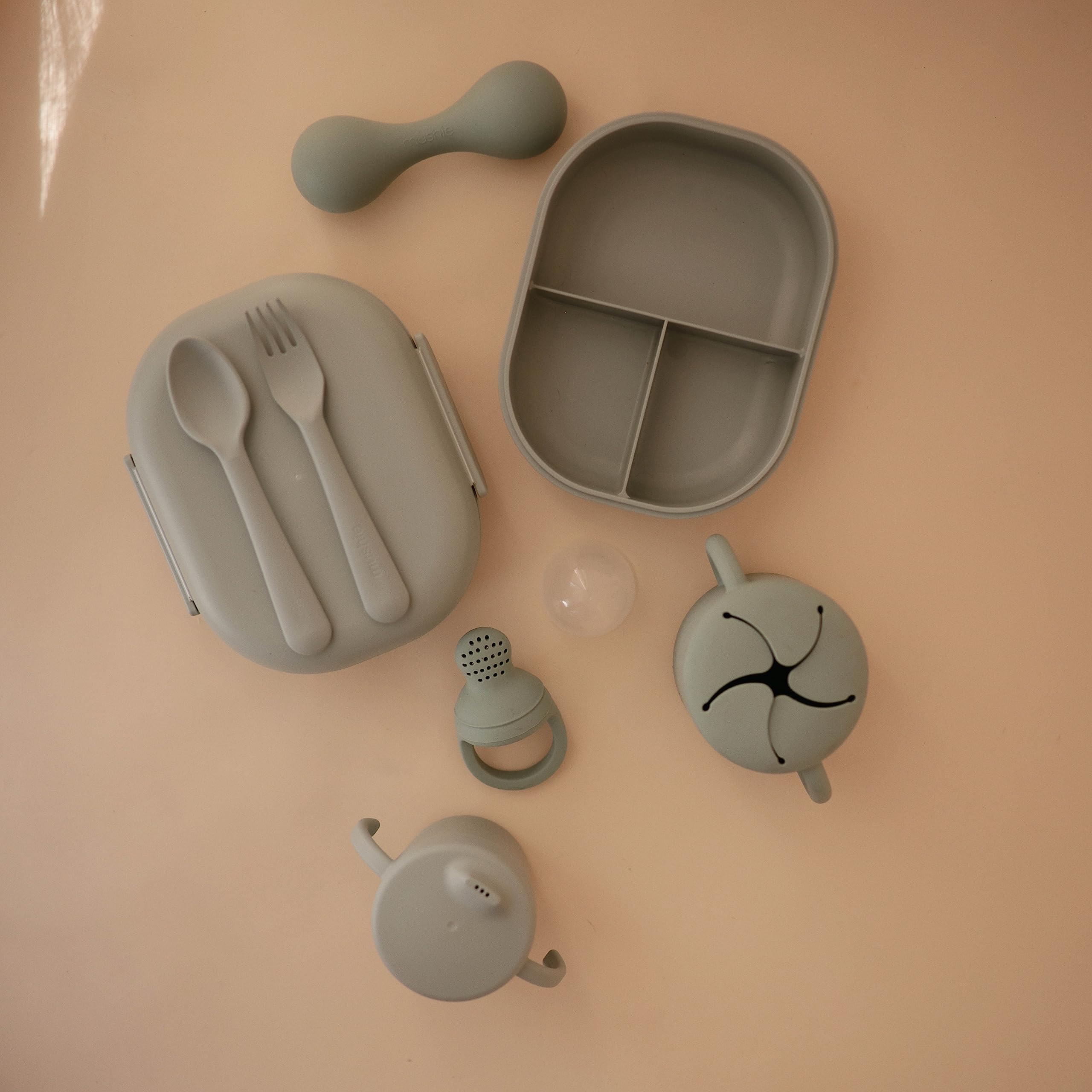 Mushie Bento apta para microondas para calentar comidas rápidamente.