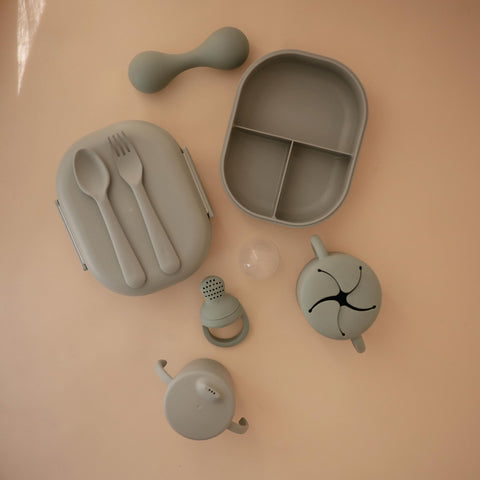 Mushie Bento apta para microondas para calentar comidas rápidamente.