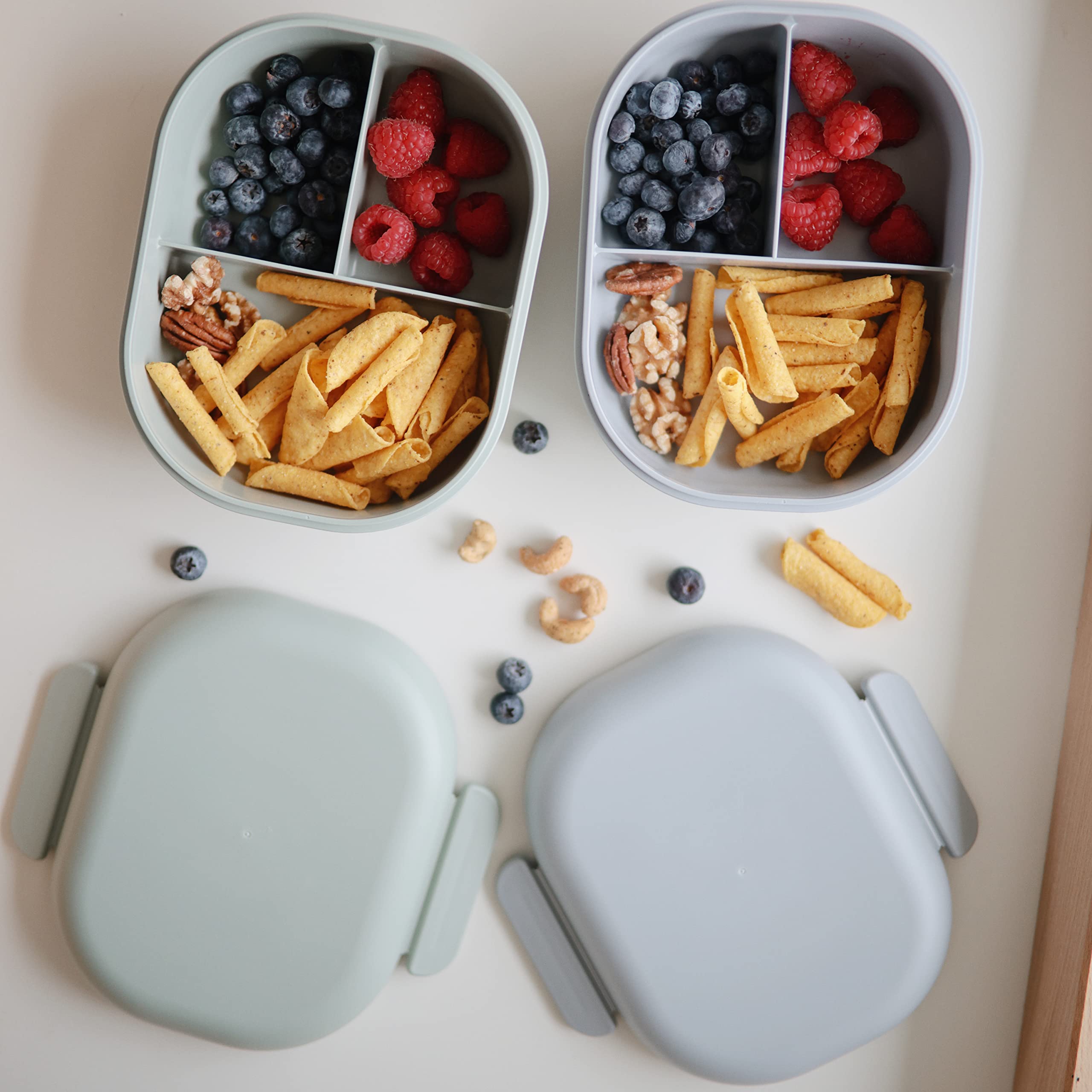 Mushie Bento: tapa con cierre hermético para evitar derrames en movimiento.