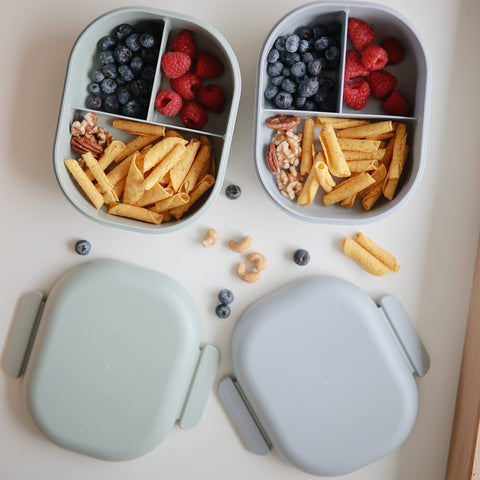 Mushie Bento: tapa con cierre hermético para evitar derrames en movimiento.