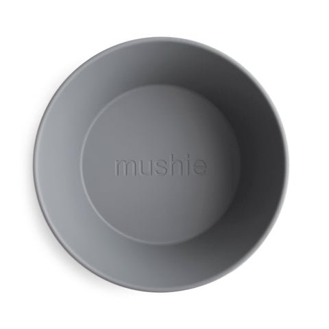Cuenco Mushie humo, diseño ergonómico para manos pequeñas.
