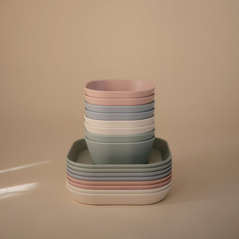 Mushie platos cuadrados Salvia, diseño suave que inspira calma durante las comidas.