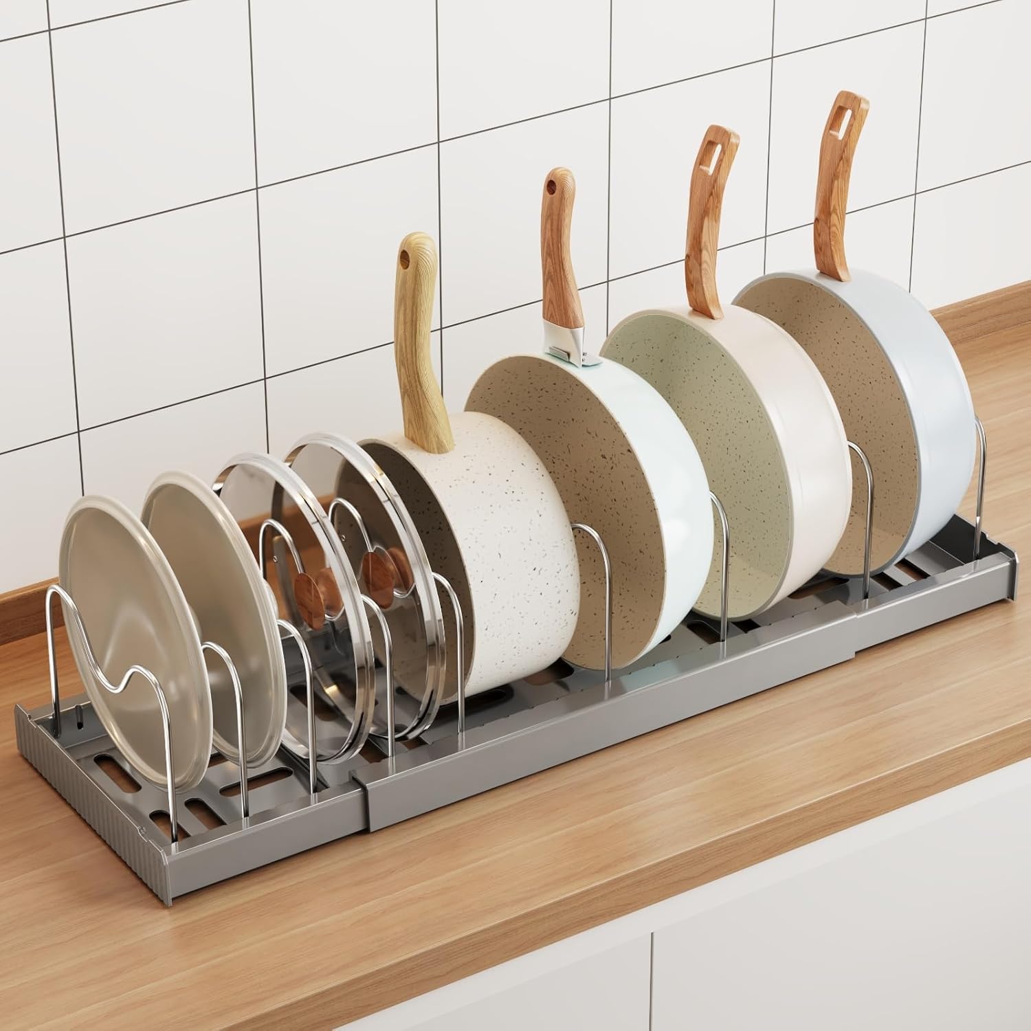 Mustorn organizador de tapas y sartenes bajo gabinete para optimizar espacio en la cocina.
