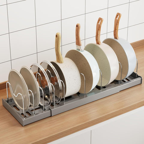 Mustorn organizador de tapas y sartenes bajo gabinete para optimizar espacio en la cocina.