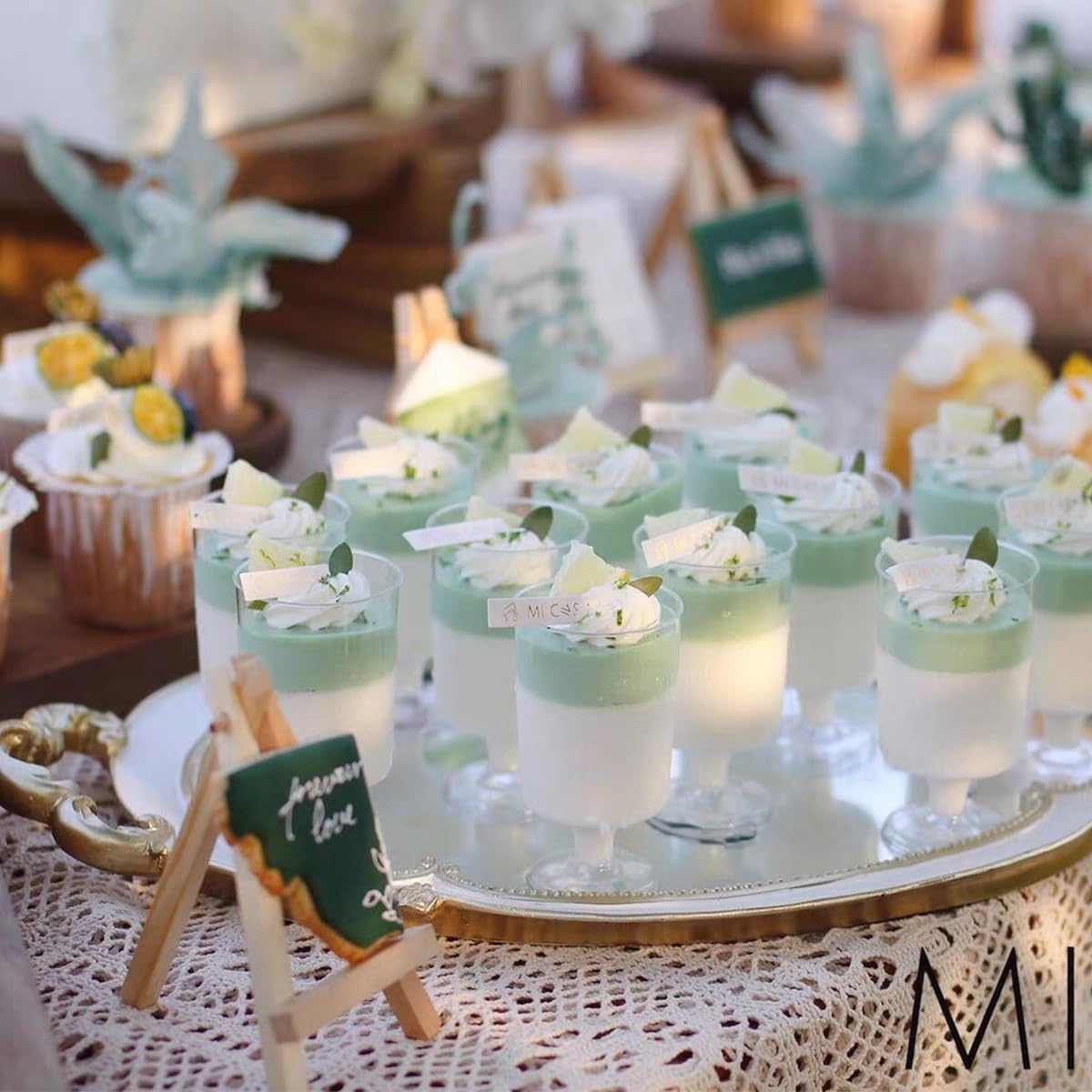 Presentación elegante de postres en vasos mwellewm para eventos.