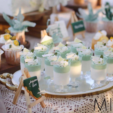 Presentación elegante de postres en vasos mwellewm para eventos.