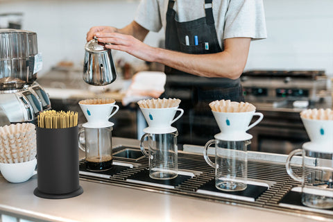 MyLifeUNIT uso en restaurantes y cafeterías para mantener utensilios y pajitas a mano.