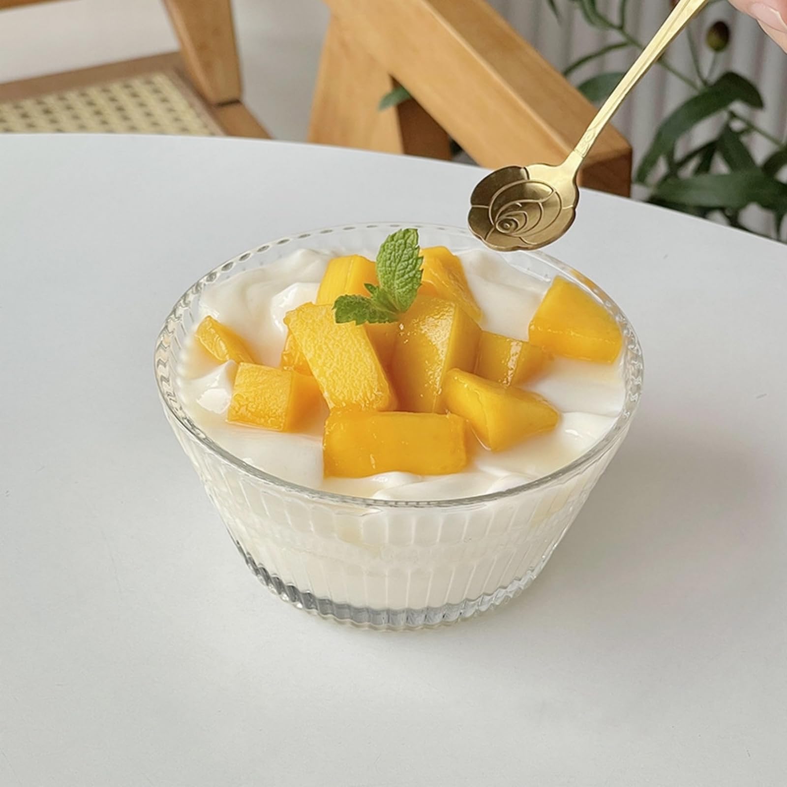 Nagpew cuenco de vidrio para helado, porciones listas para servir.