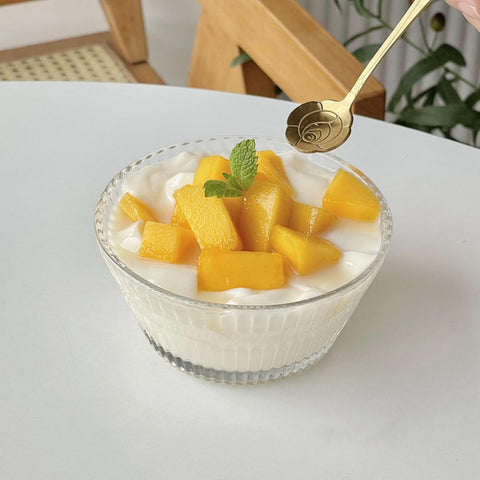 Nagpew cuenco de vidrio para helado, porciones listas para servir.