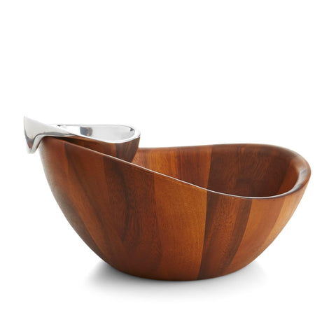 Nambe Harmony base de madera de acacia aporta calidez y estilo a la mesa.