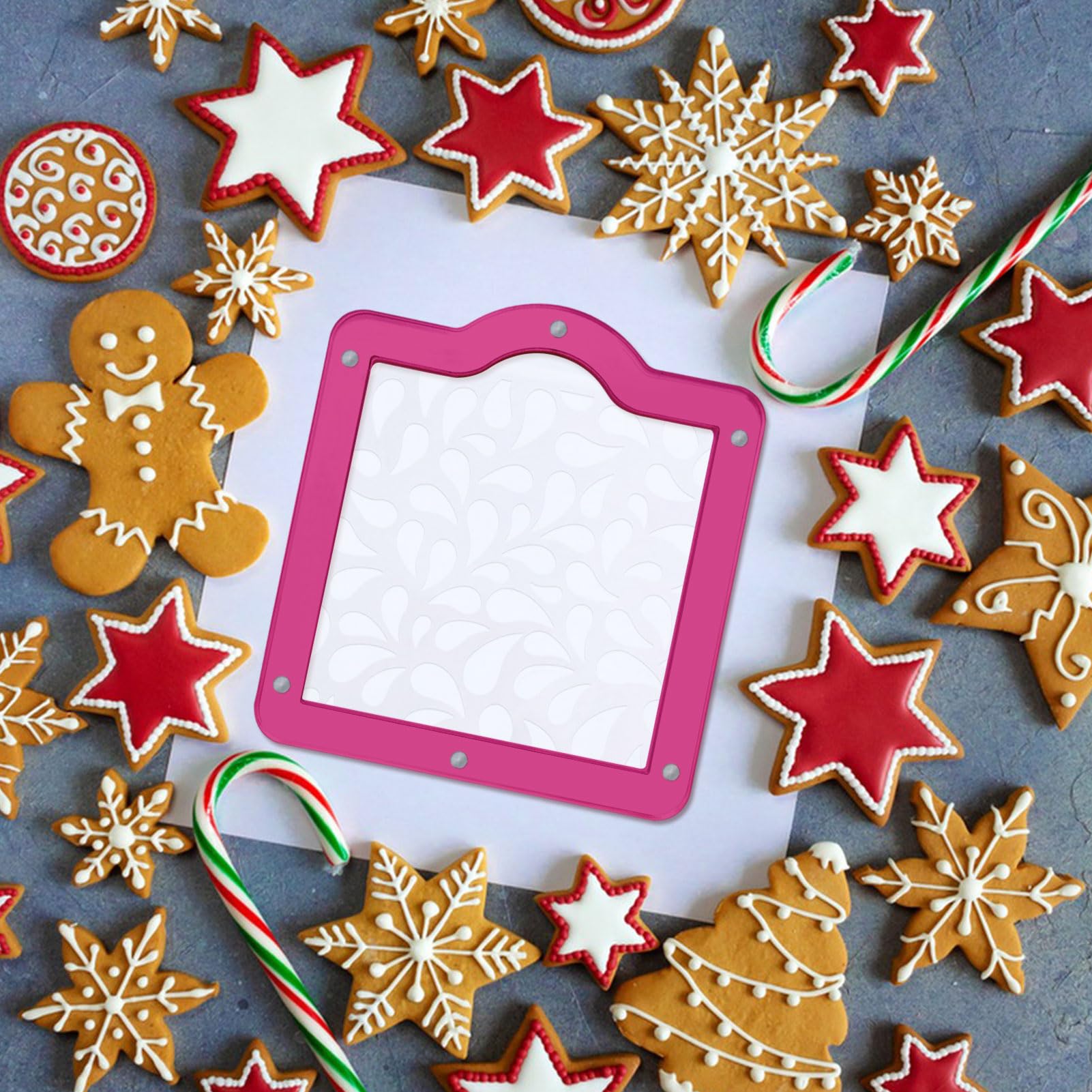 NamcheBarwa detalle de estencil para galletas en rosa, acabado nítido.