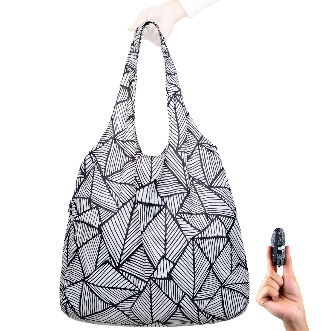 Nanobag XL con bolsa plegable en la mano para compras rápidas.