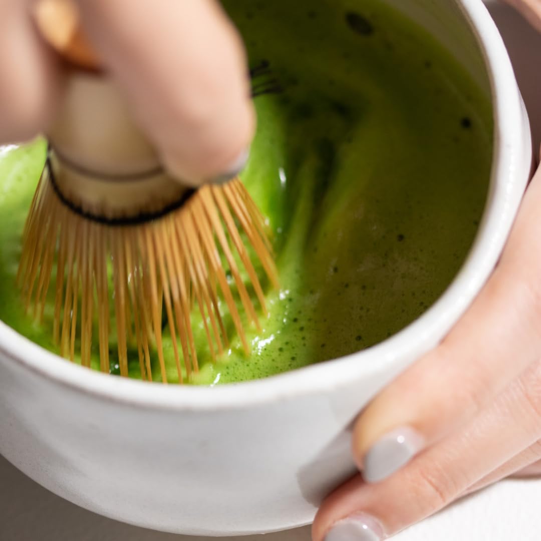 Naoki Matcha detalle batidor bambú en acción