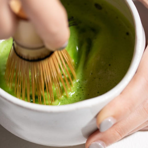 Naoki Matcha detalle batidor bambú en acción