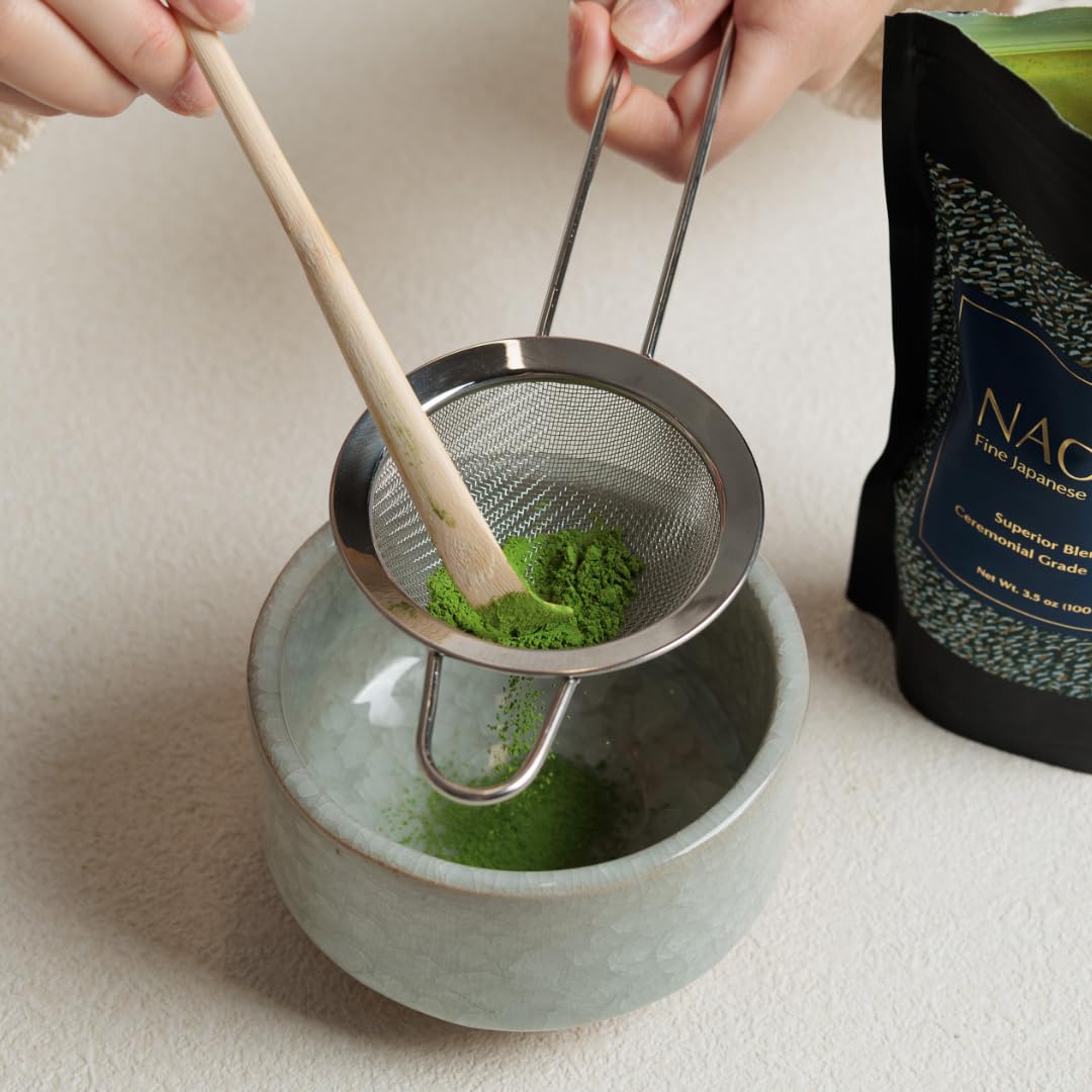 Naoki Matcha detalle cuchara bambú preparada para medir