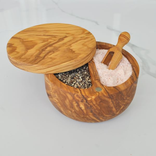 Naturally Med salero de olivo en mesa para uso diario.