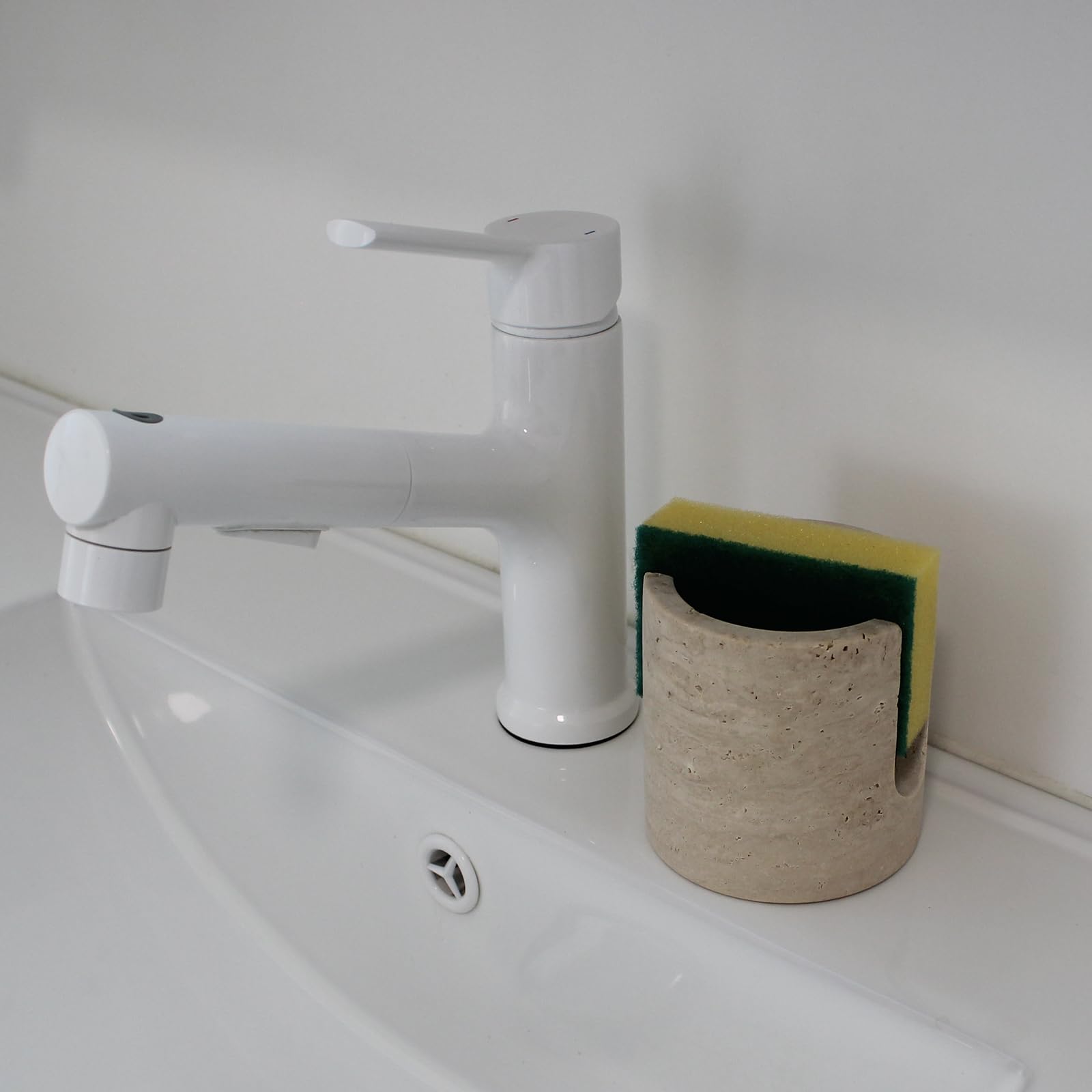 Natust detalle-textura travertino, primer plano que resalta la superficie porosa absorbente.