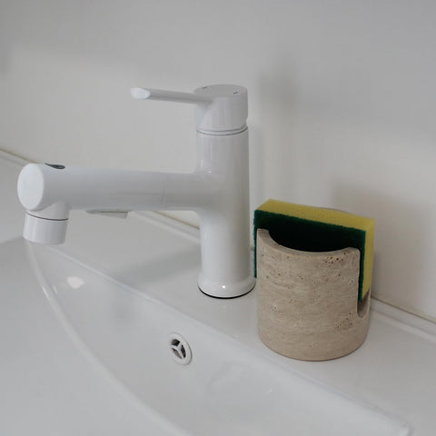 Natust detalle-textura travertino, primer plano que resalta la superficie porosa absorbente.