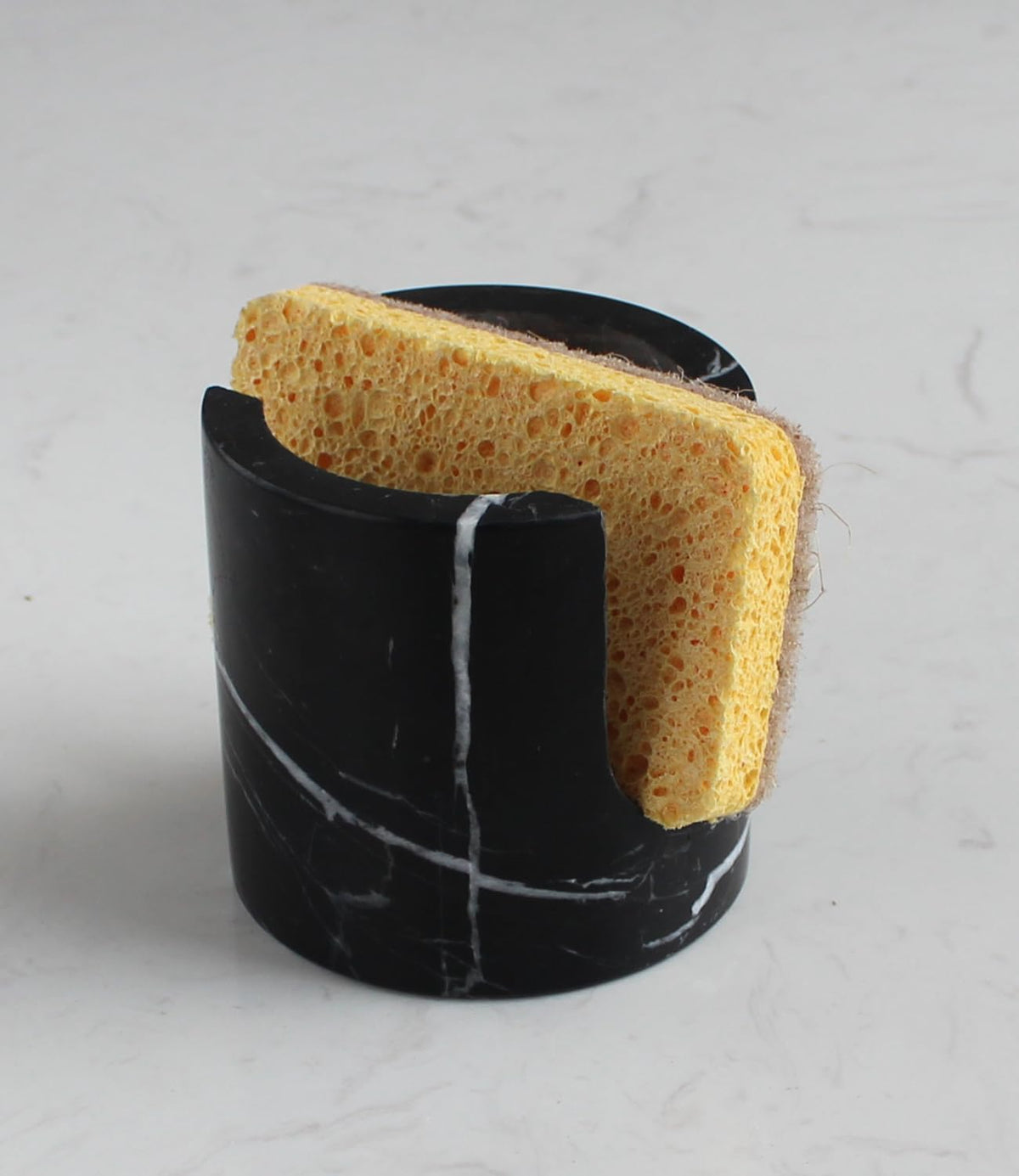 Nawgnail porta-esponjas Nero Portoro mantiene la esponja seca y ordenada.