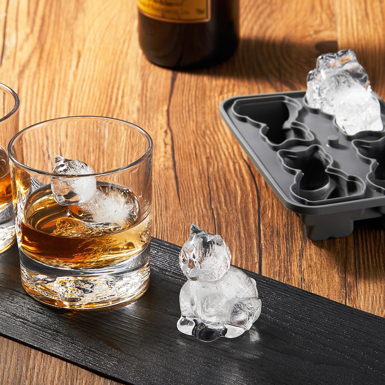 Cubos de hielo en forma de gato para whisky.
