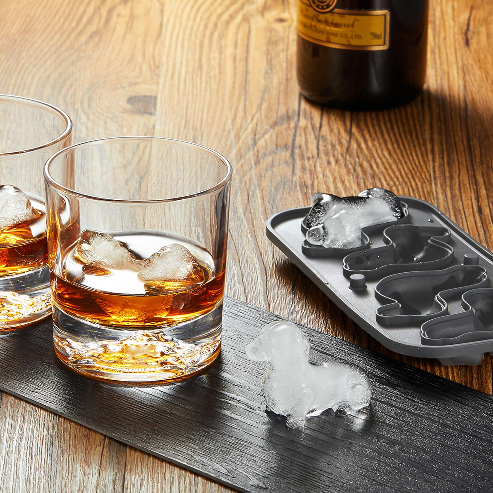 Figura dachshund 3D en hielo de Nax Caki para decorar cocteles.