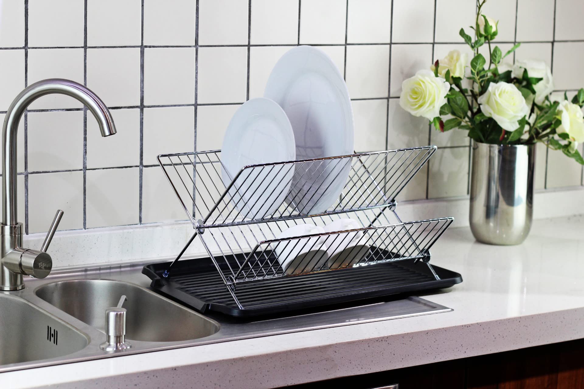 Neat-O tabla drenaje platos universal negra, vista superior, diseño compacto para cocinas pequeñas.