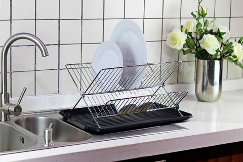 Neat-O tabla drenaje platos universal negra, vista superior, diseño compacto para cocinas pequeñas.