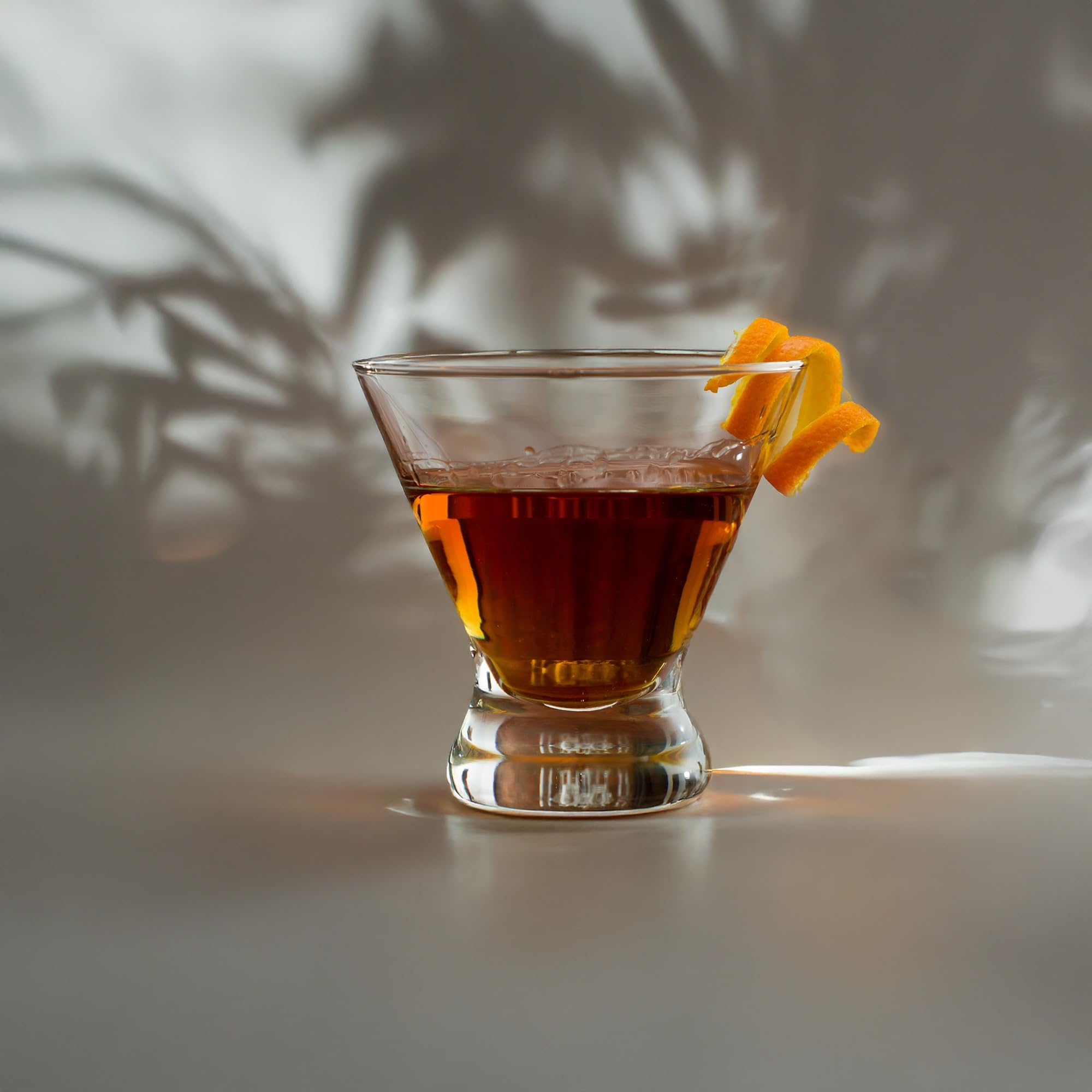 Vaso martini Necessia 8 onzas muestran colores y capas de cócteles