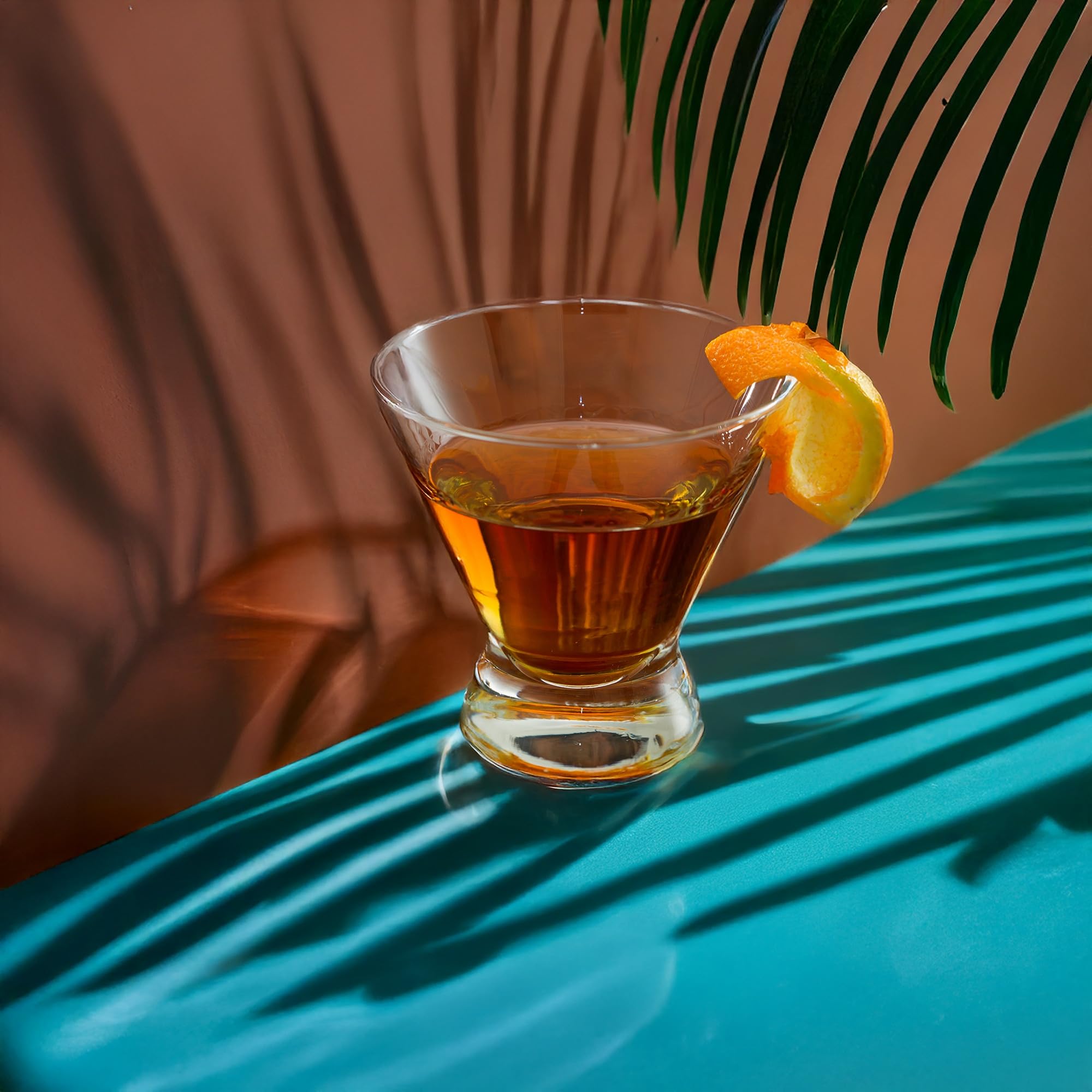 Vaso martini Necessia de 8 onzas con tallo alargado para realzar bebidas premium