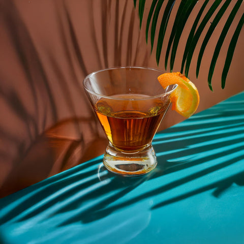 Vaso martini Necessia de 8 onzas con tallo alargado para realzar bebidas premium