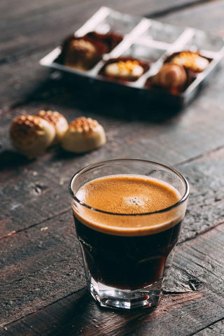 Copa de espresso Necessia, peso equilibrado para estabilidad en bandejas y mostradores.