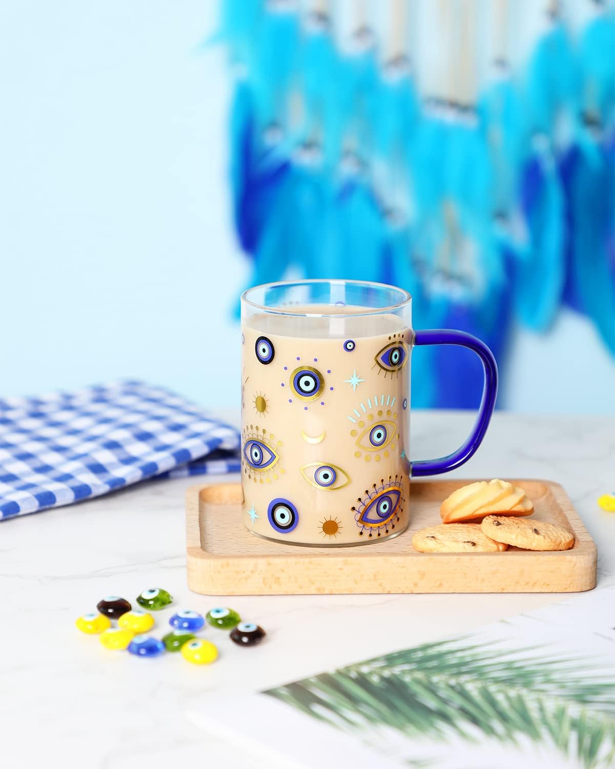 Mango azul de la taza Nefelibata facilita manipulación sin quemarse.