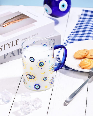 Diseño nazar azul en la taza Nefelibata añade estilo y simbolismo.