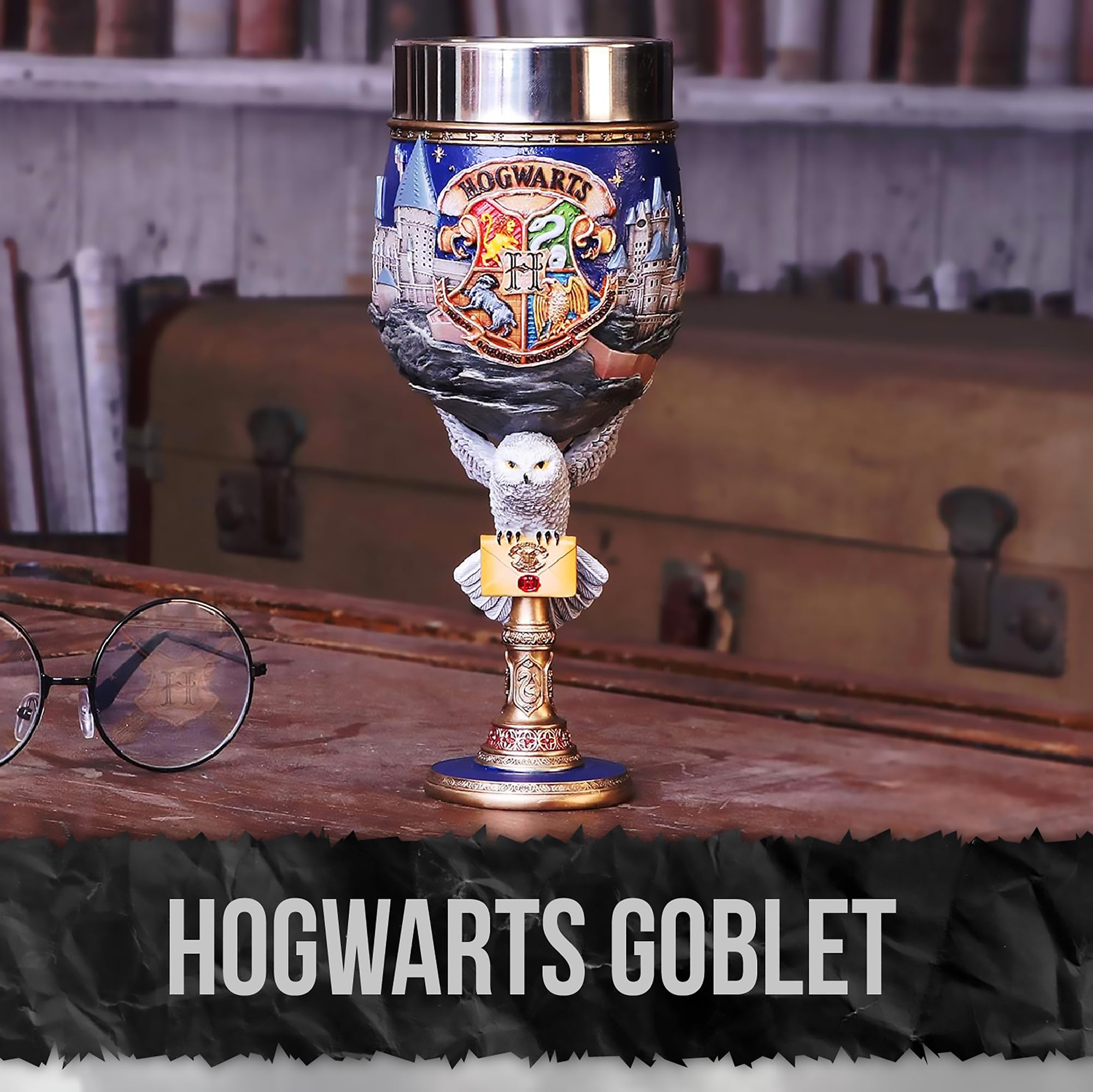 Caliz con Hedwig y carta de aceptacion, destacando detalles artesanales