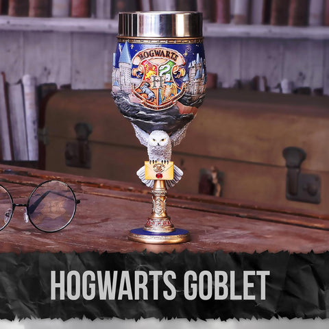 Caliz con Hedwig y carta de aceptacion, destacando detalles artesanales
