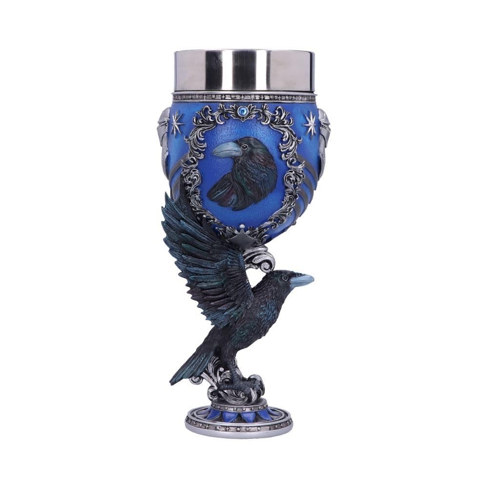 Nemesis Now copa Ravenclaw Hogwarts, acabado azul plateado, destaca en estantería temática