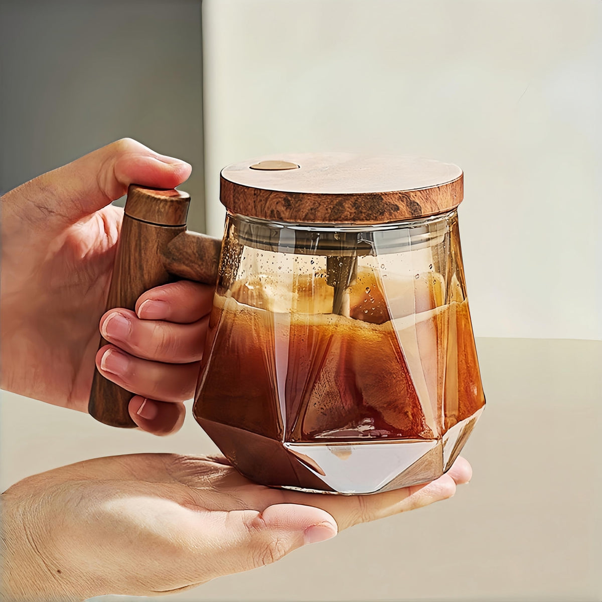 NeovaHome Taza automezclante frontal: mezcla rápida para café y leche sin grumos.