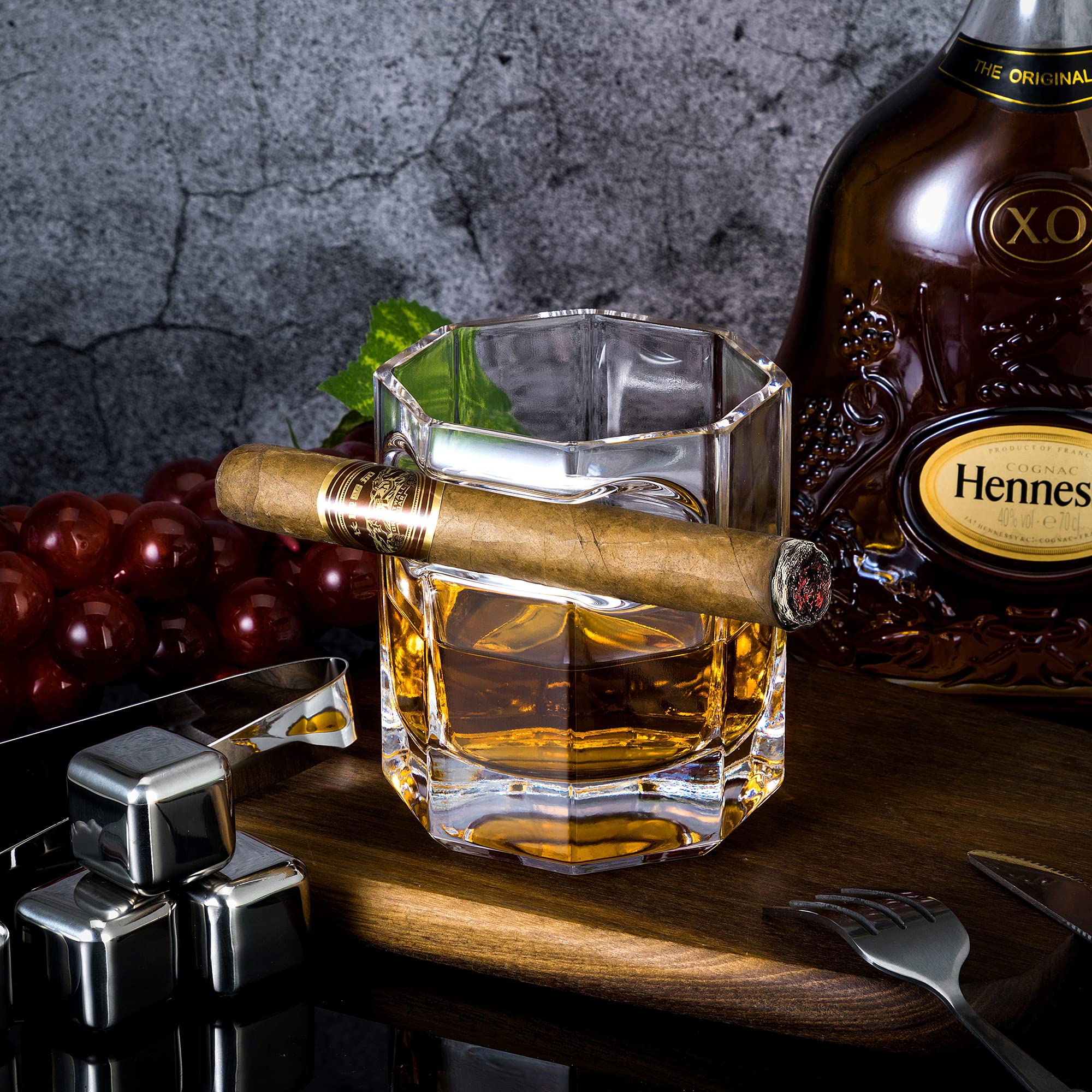 Con dos copas de 8,5 oz, YouYah es perfecto para compartir.