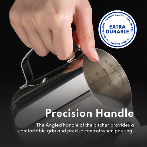 Mango ergonómico de la jarra New Star Foodservice para verter con comodidad.
