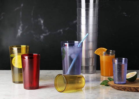 Vasos transparentes New Star Foodservice, perfectos para bebidas templadas y presentaciones modernas.