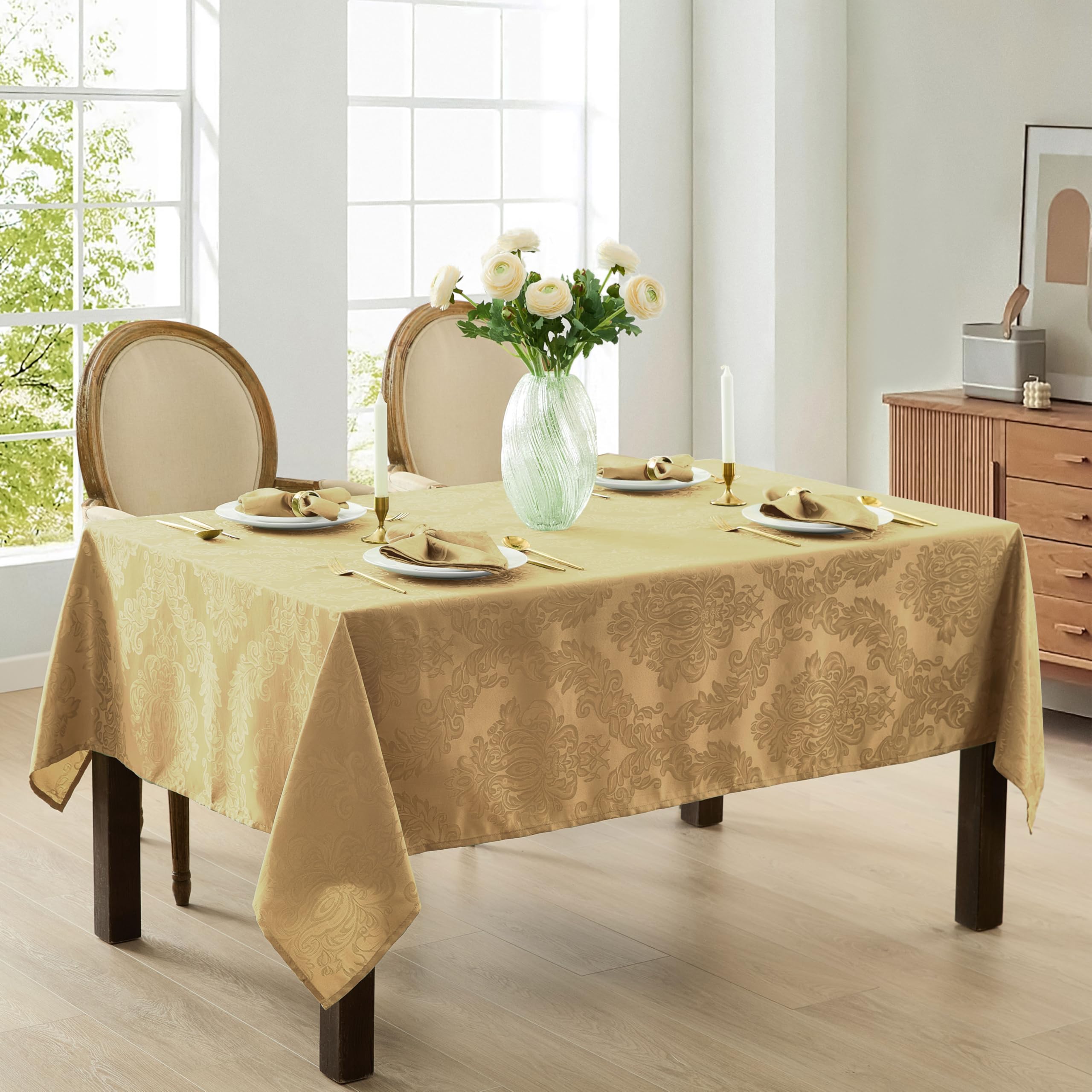 Detalle damasco de Newbridge Barcelona Damask añade textura sofisticada.