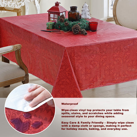Mantel Newbridge con árboles navideños y cascabeles, ambiente festivo para la mesa.