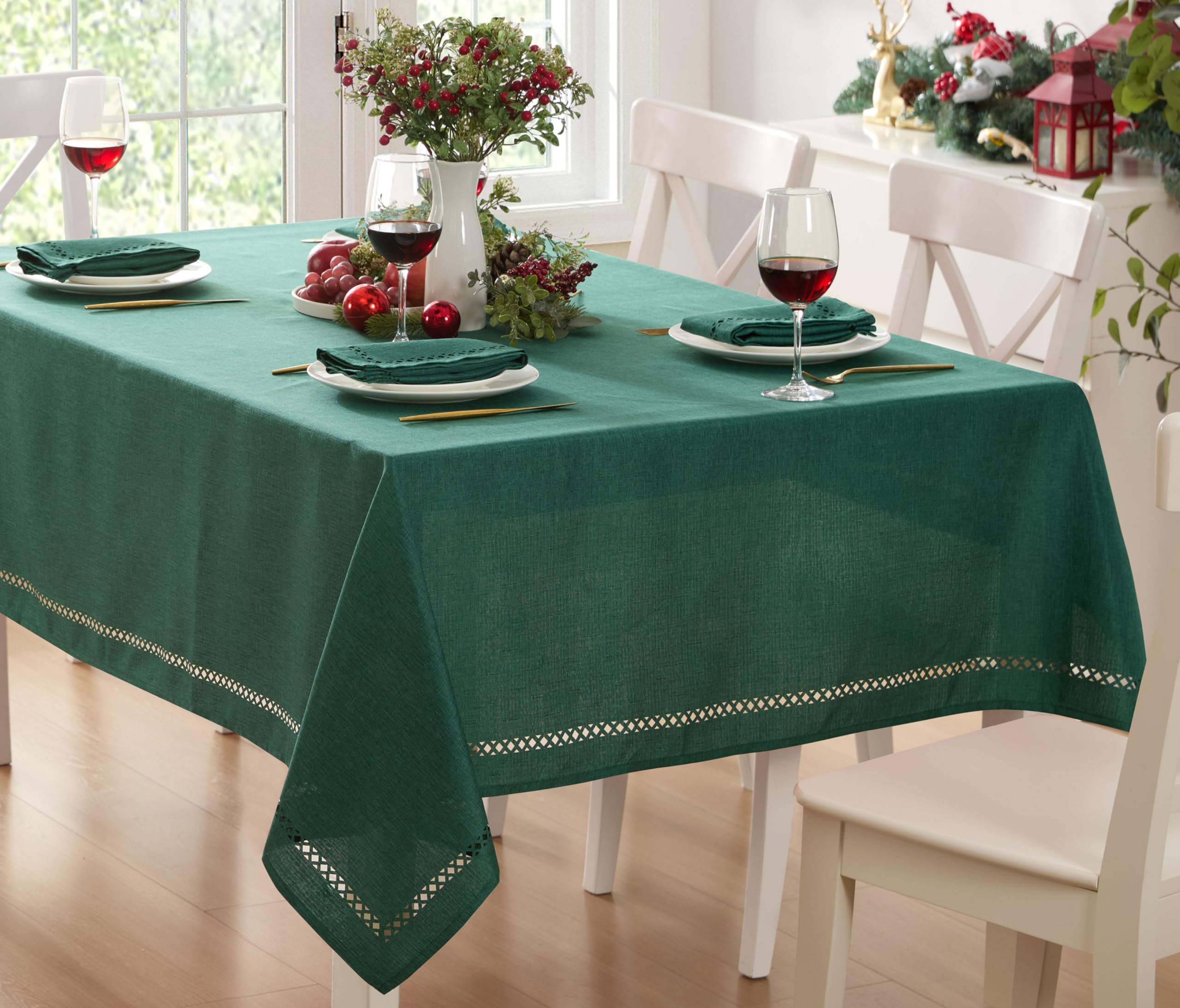 Fondo verde oscuro del mantel Newbridge realza la mesa.